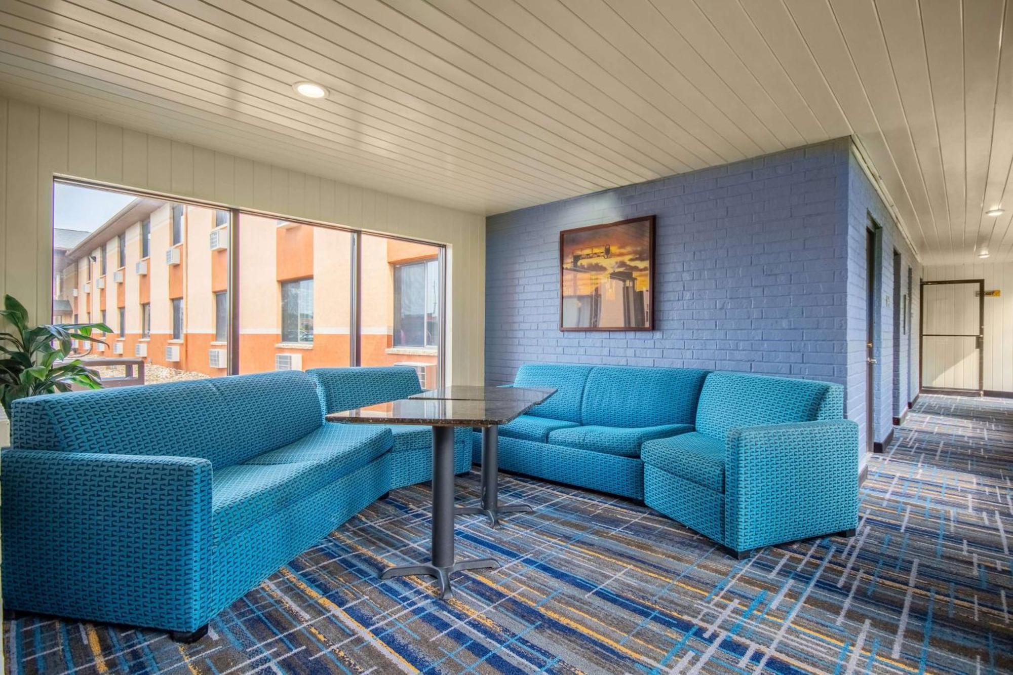 Days Inn & Suites By Wyndham Waterloo Dış mekan fotoğraf