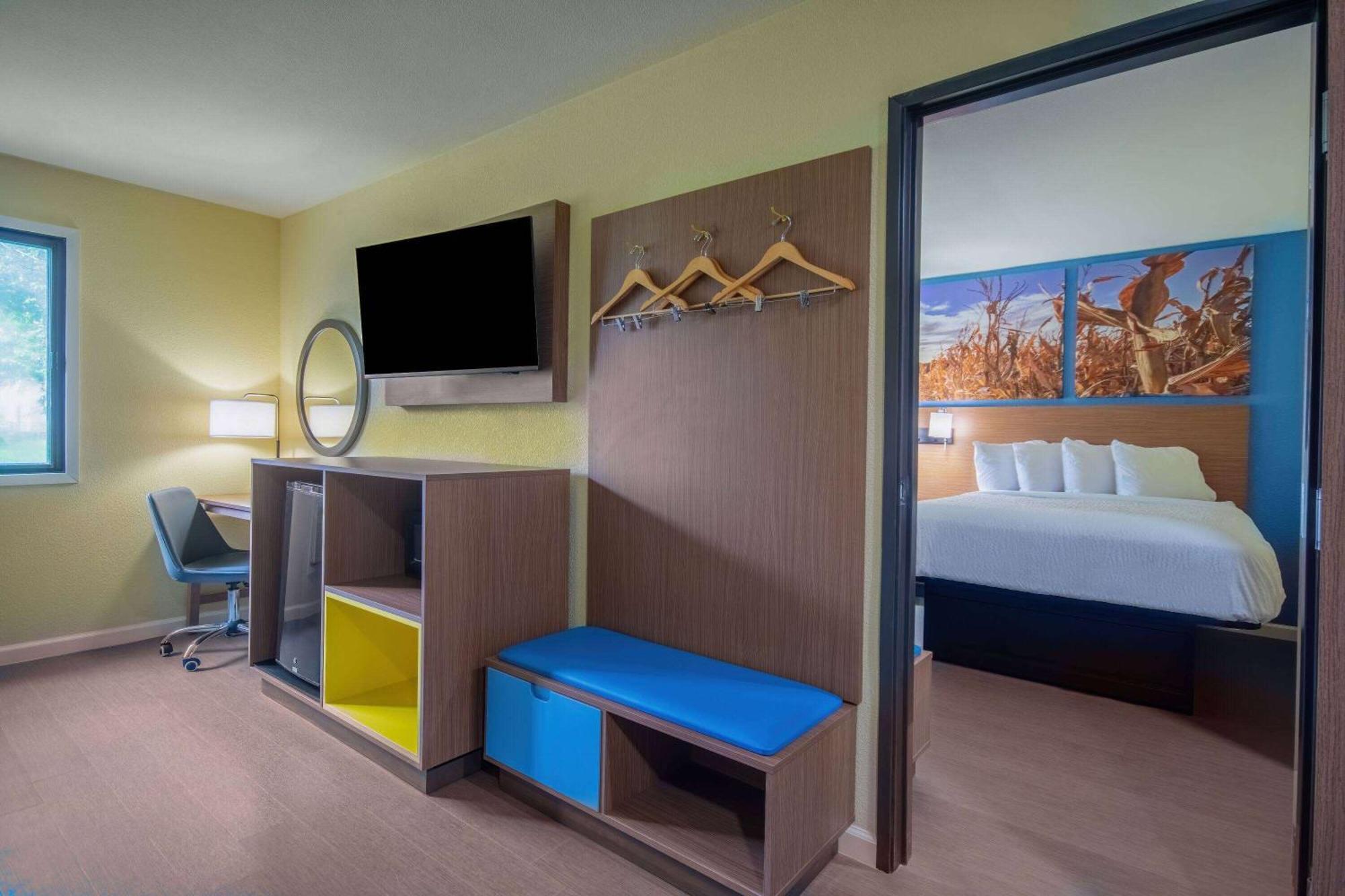 Days Inn & Suites By Wyndham Waterloo Dış mekan fotoğraf