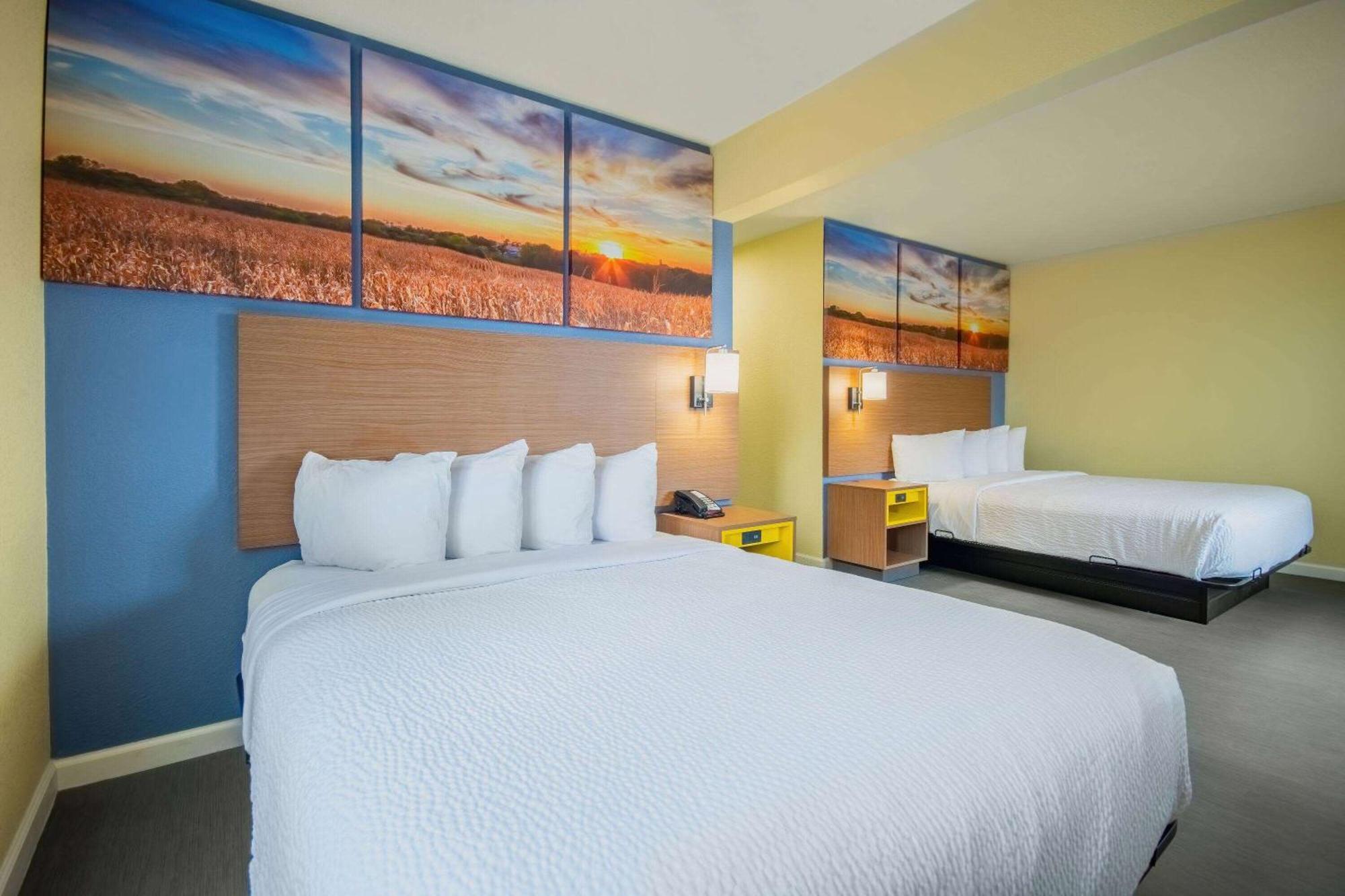 Days Inn & Suites By Wyndham Waterloo Dış mekan fotoğraf