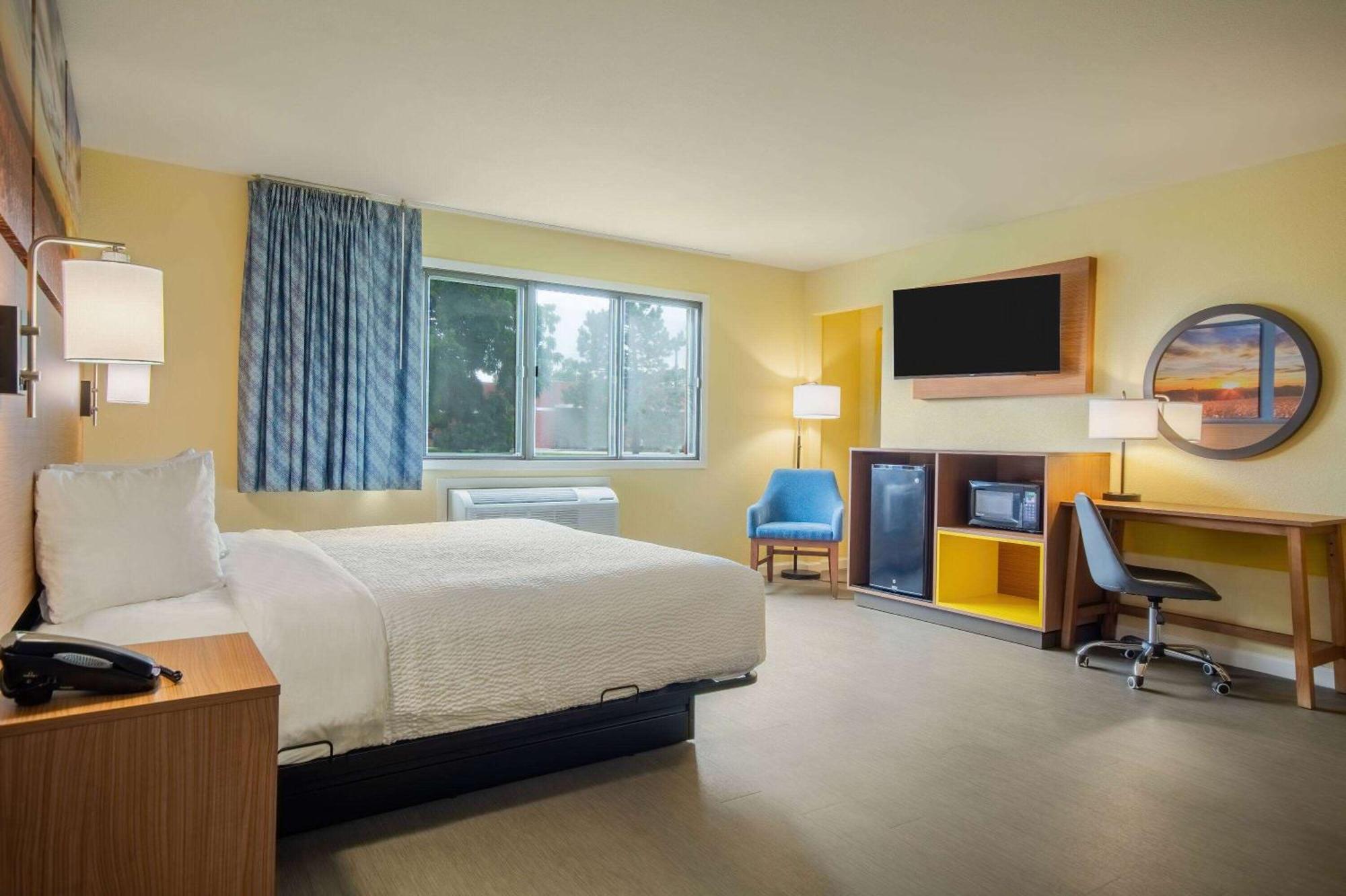 Days Inn & Suites By Wyndham Waterloo Dış mekan fotoğraf