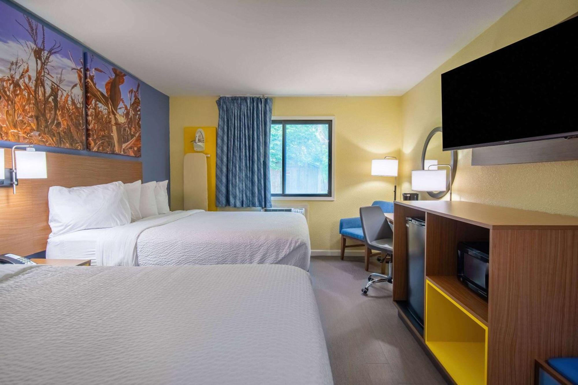 Days Inn & Suites By Wyndham Waterloo Dış mekan fotoğraf