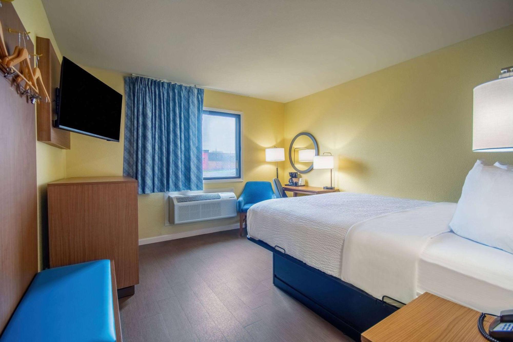 Days Inn & Suites By Wyndham Waterloo Dış mekan fotoğraf