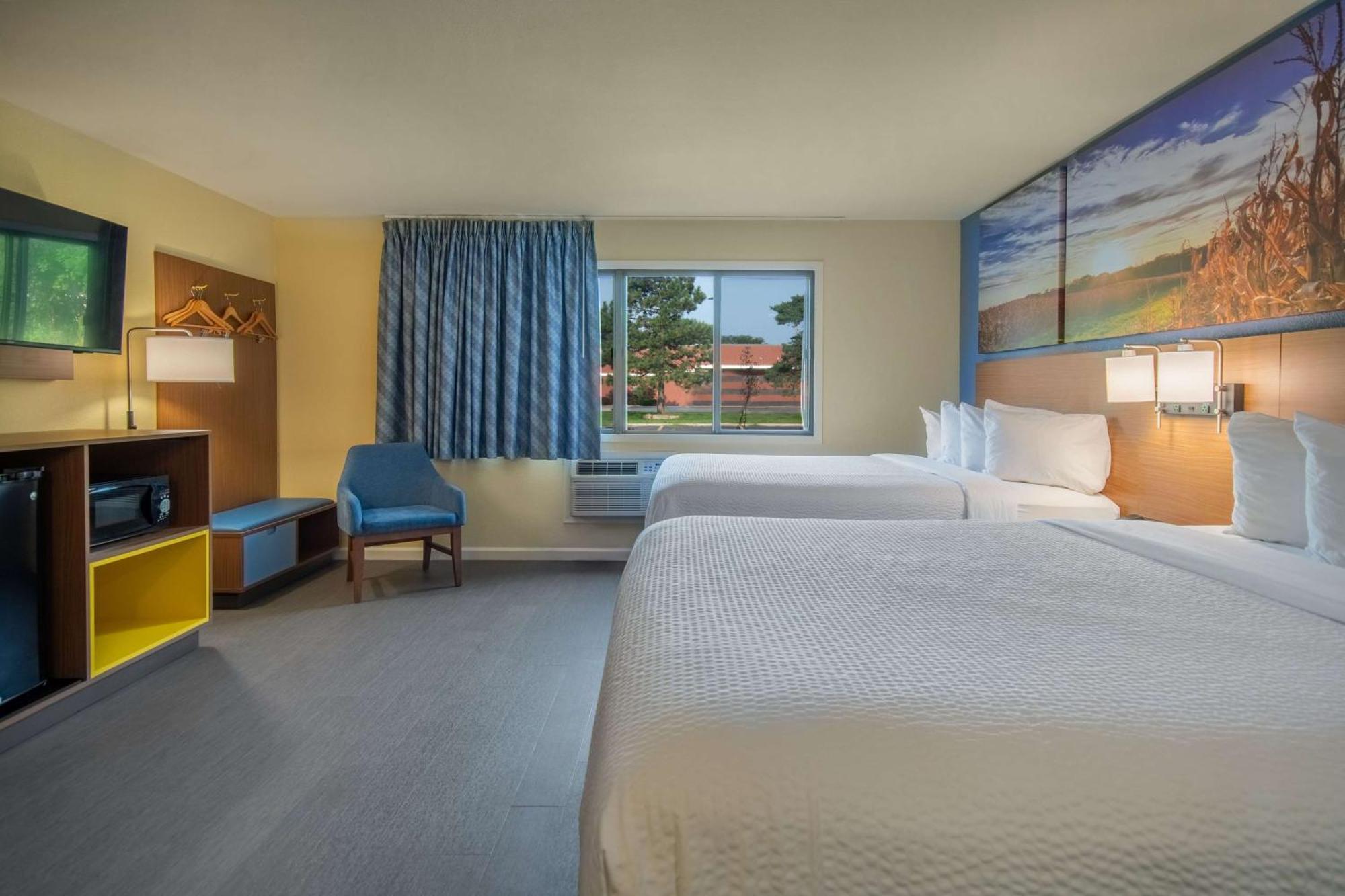 Days Inn & Suites By Wyndham Waterloo Dış mekan fotoğraf